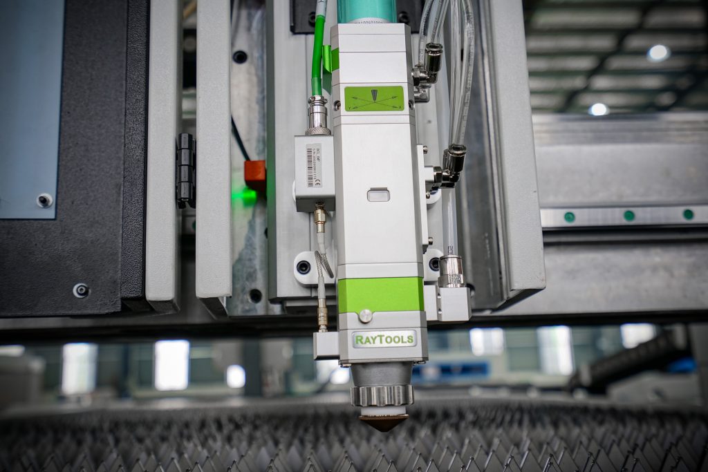 3015 Nền tảng đơn Máy cắt kim loại bằng sợi quang Công suất laser 3000w Raycus IPG